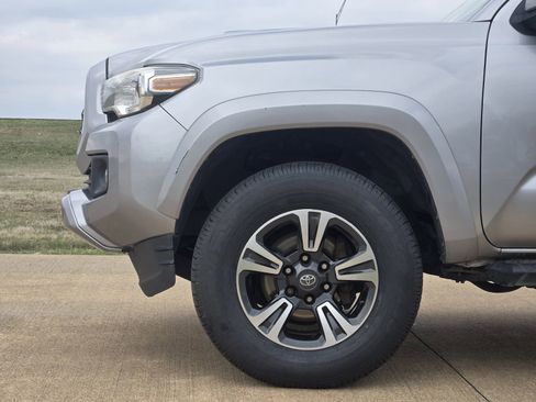 Used 2018 Toyota Tacoma TRD Sport w/ Technology Package image 13