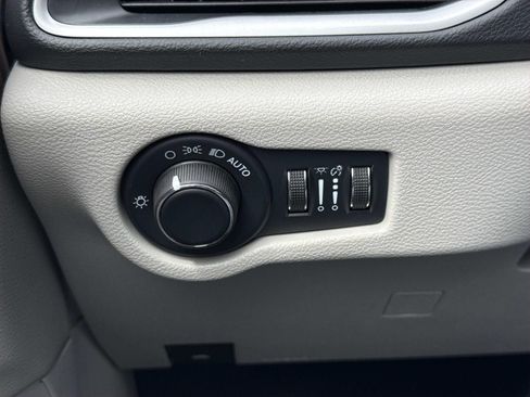 Used 2022 Chrysler Voyager LX FWD image 19