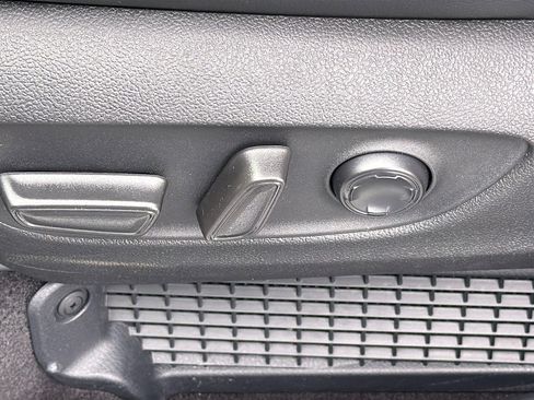 Used 2025 Toyota Sienna Platinum image 33