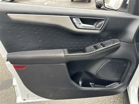 Used 2020 Ford Escape SE image 16