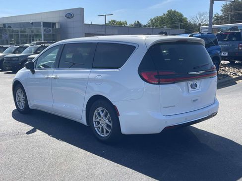 Used 2024 Chrysler Pacifica Touring-L FWD image 4