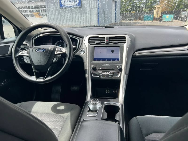 Used 2020 Ford Fusion SE FWD image 12