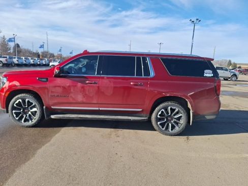 Used 2022 GMC Yukon XL SLT w/ SLT Premium Package image 5