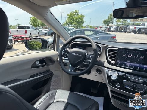 Used 2024 Chrysler Pacifica Touring-L FWD image 38