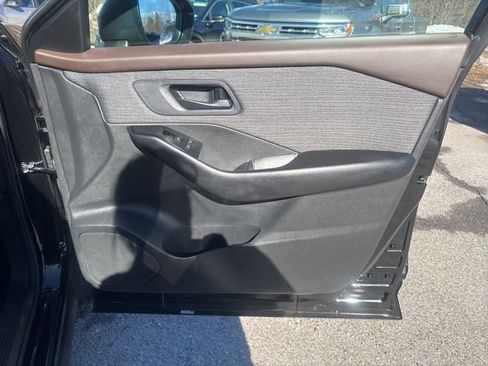 Used 2023 Nissan Rogue S image 32