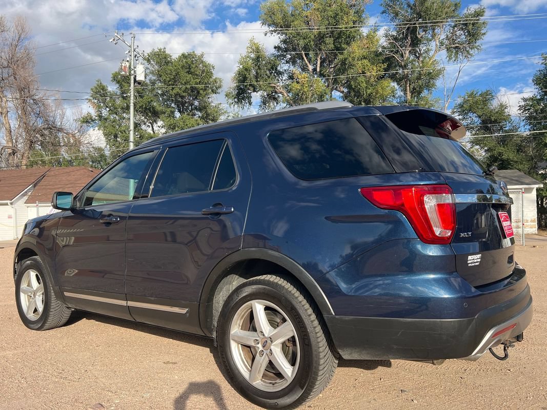 Used 2017 Ford Explorer XLT w/ Equipment Group 202A AWD/4WD image 5