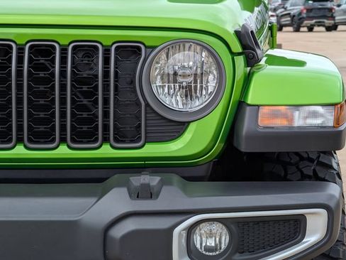 Used 2025 Jeep Gladiator Sport AWD/4WD image 9