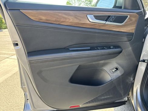 Used 2025 Volkswagen Atlas SE image 20