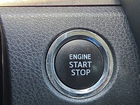 Used 2020 Toyota Camry SE w/ Convenience Package FWD image 18