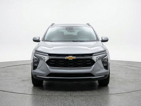 Used 2025 Chevrolet Trax LT w/ LT Convenience Package image 2