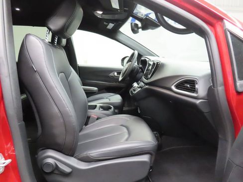 Used 2025 Chrysler Pacifica Select FWD image 28