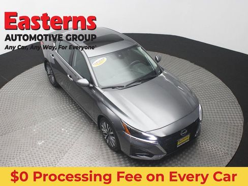 Used 2023 Nissan Altima 2.5 SV w/ SV Premium Package FWD image 3