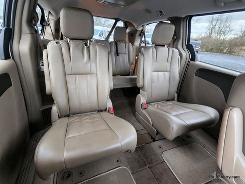Used 2014 Chrysler Town & Country Touring image 5