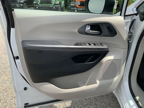 Used 2023 Chrysler Pacifica Touring-L FWD image 21