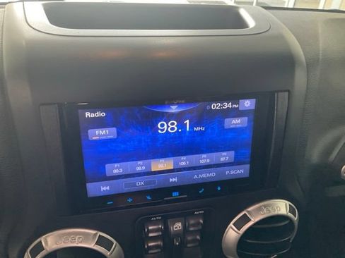 Used 2017 Jeep Wrangler Unlimited Sahara w/ Dual Top Group AWD/4WD image 13