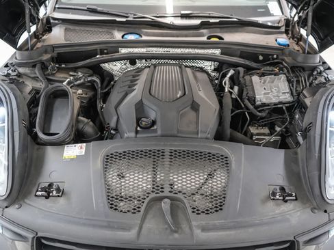Certified 2023 Porsche Macan AWD/4WD image 36