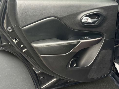 Used 2019 Jeep Cherokee Limited image 15