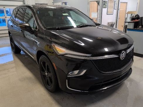 Used 2023 Buick Enclave Essence image 7