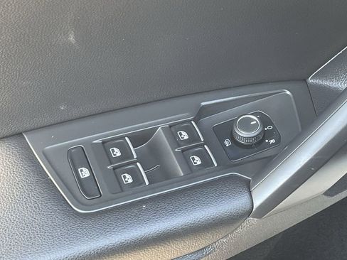 Used 2021 Volkswagen Tiguan SE w/ Panoramic Sunroof Package image 23