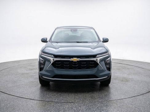 Used 2025 Chevrolet Trax LT FWD image 2