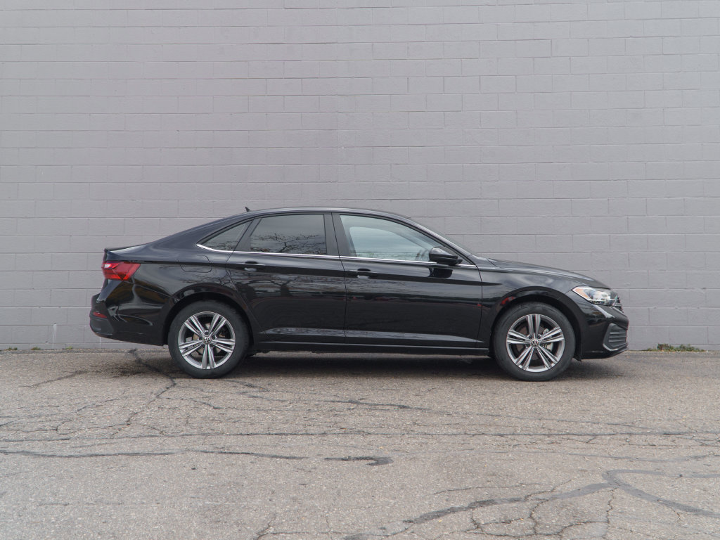 Used 2024 Volkswagen Jetta SE w/ Panoramic Sunroof Package FWD image 8
