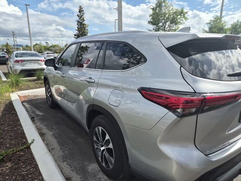 Used 2023 Toyota Highlander XLE image 4