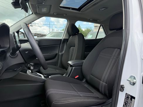 Used 2025 Hyundai Venue SEL FWD image 13