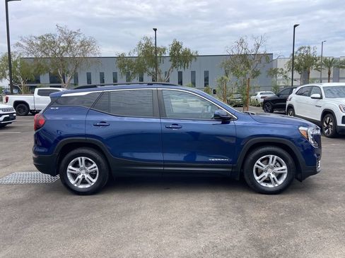 Used 2022 GMC Terrain SLE w/ Driver Convenience Package FWD image 2