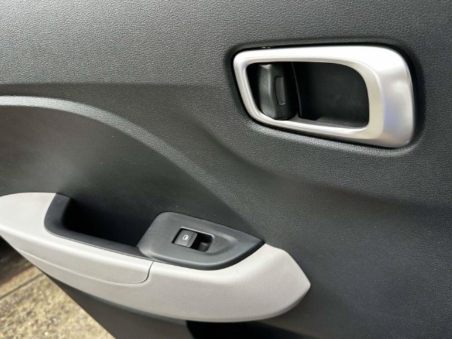 Used 2024 Hyundai Venue SEL FWD image 23