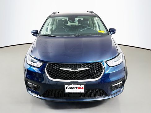 Used 2022 Chrysler Pacifica Touring-L AWD/4WD image 2
