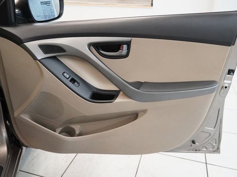 Used 2015 Hyundai Elantra SE image 28