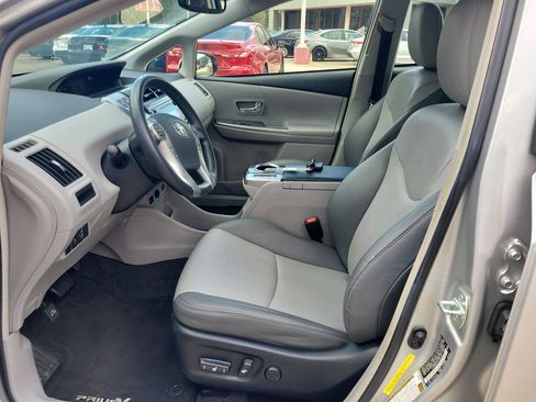 Used 2016 Toyota Prius V Four FWD image 16