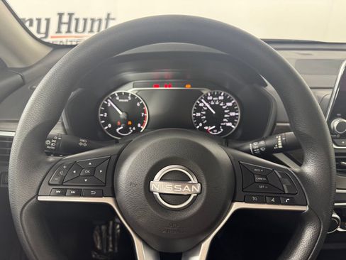 Used 2025 Nissan Altima 2.5 SV FWD image 13