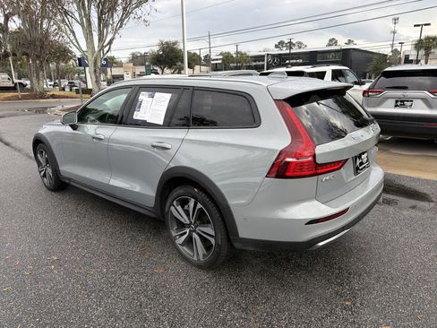 Certified 2025 Volvo V60 B5 Cross Country Plus image 8