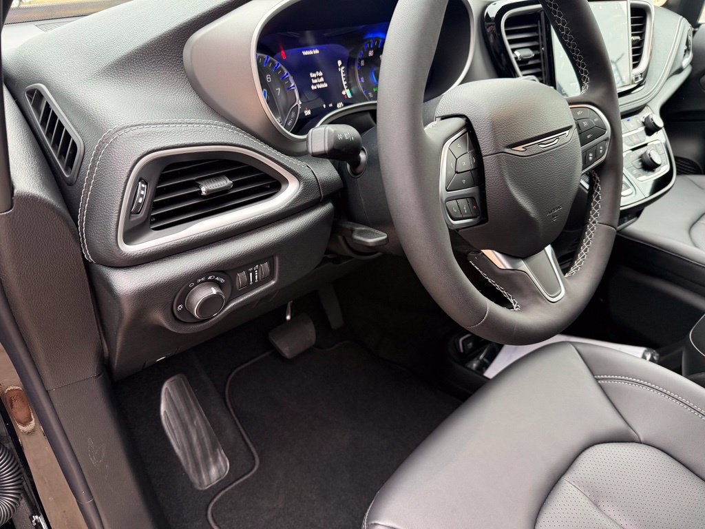 New 2027 Chrysler Pacifica Select FWD image 24