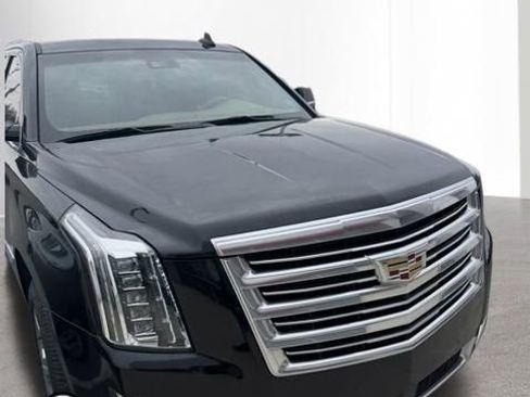 Used 2018 Cadillac Escalade Platinum image 3