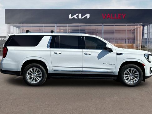 Used 2021 GMC Yukon XL SLT w/ Rear Media and Nav Package AWD/4WD image 3
