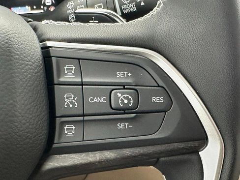 Used 2025 Jeep Grand Cherokee Limited w/ Luxury Tech Group II image 21