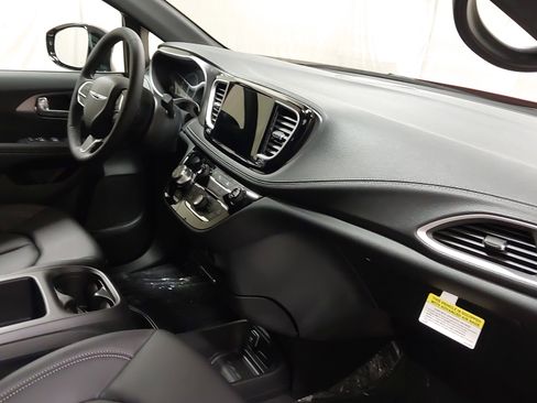 New 2026 Chrysler Pacifica Select FWD image 29