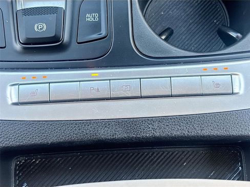 Used 2025 Kia Carnival FWD image 21