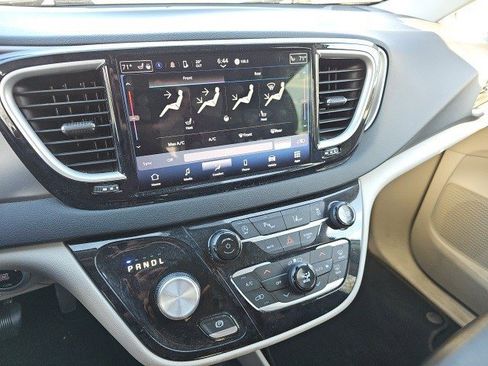 Used 2023 Chrysler Pacifica Touring-L image 22