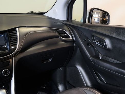 Used 2018 Chevrolet Trax LT w/ LT Convenience Package AWD/4WD image 15