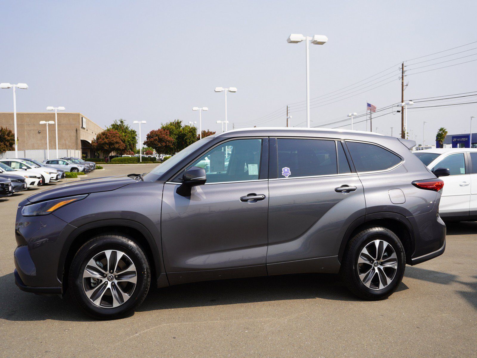 Used 2022 Toyota Highlander XLE FWD image 6