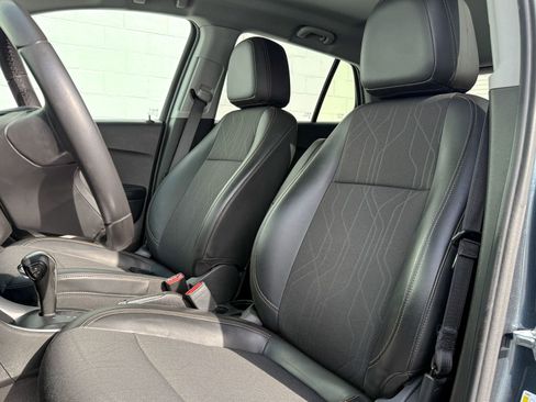 Used 2022 Chevrolet Trax LT w/ LT Convenience Package image 11