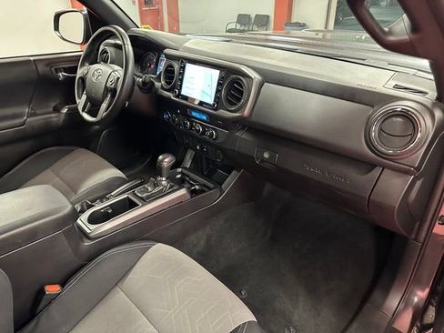 Used 2022 Toyota Tacoma TRD Sport AWD/4WD image 17