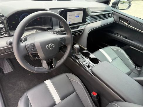 Used 2025 Toyota Camry SE w/ Convenience Package FWD image 8