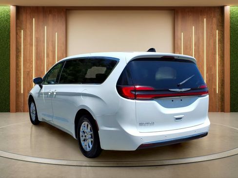 Used 2023 Chrysler Pacifica Touring-L FWD image 29