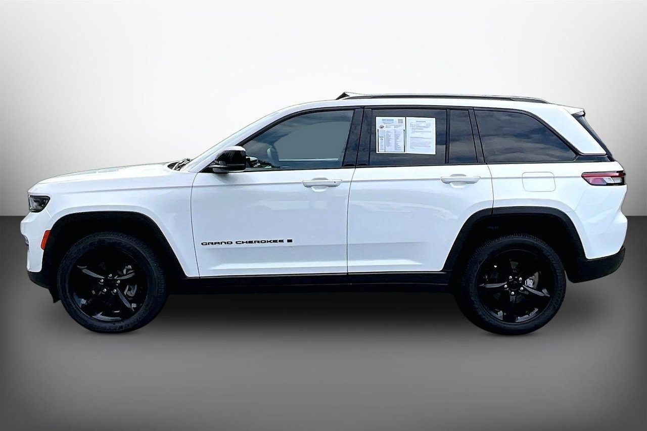 Used 2023 Jeep Grand Cherokee Altitude AWD/4WD image 5