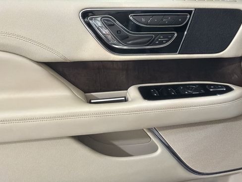 Used 2019 Lincoln Navigator L Select RWD image 11