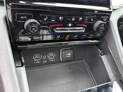 Used 2025 Jeep Grand Cherokee L Limited w/ Luxury Tech Group II AWD/4WD image 28